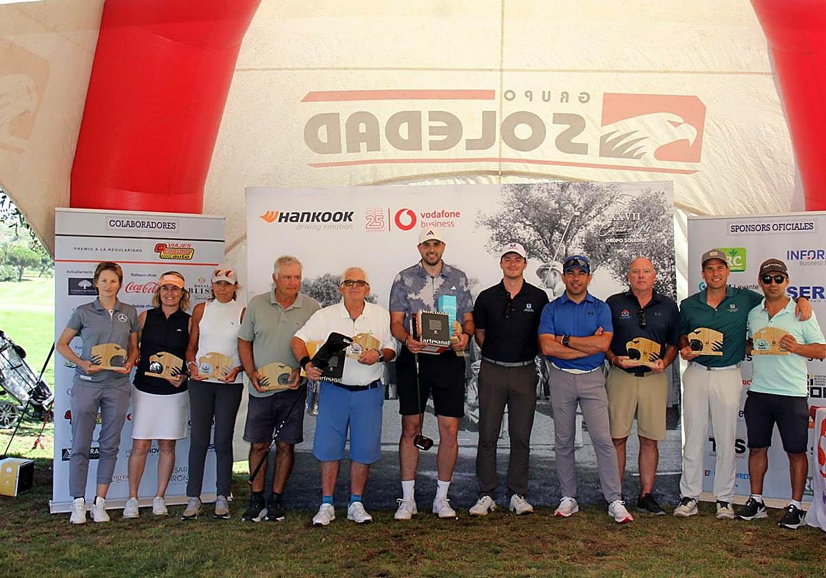 Final de ganadores junto a algún miembro del staff del complejo murciano, incluido el director general del mismo, Ángel Holgado (cuatro por la derecha)