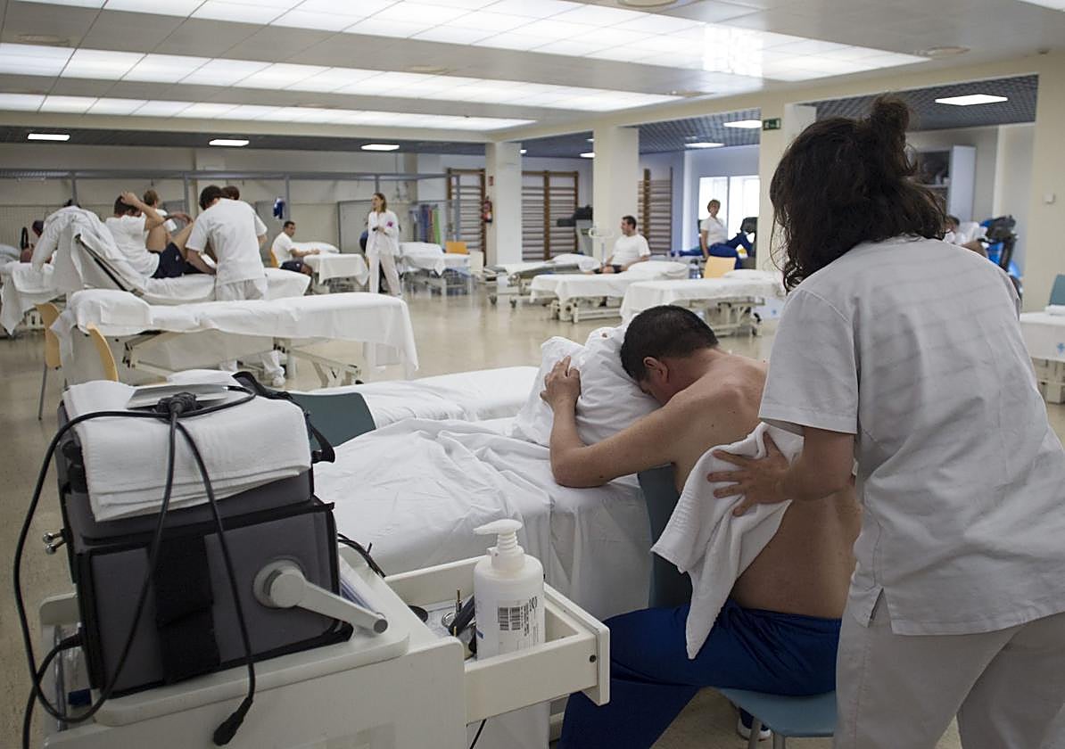 Trabajadores en situación de baja laboral reciben terapia en una imagen de archivo.