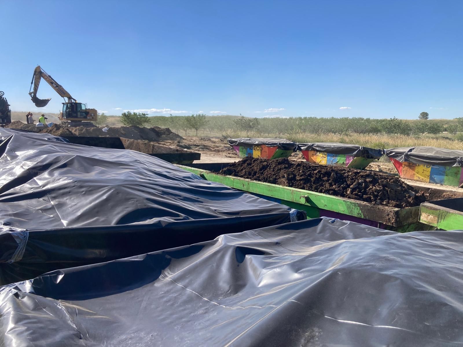 El petróleo vertido se infiltra dos metros en la finca de Calasparra