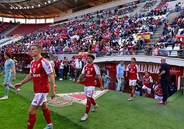 Los jugadores del Real Murcia salen del túnel de vestuarios, en un partido de esta temporada.