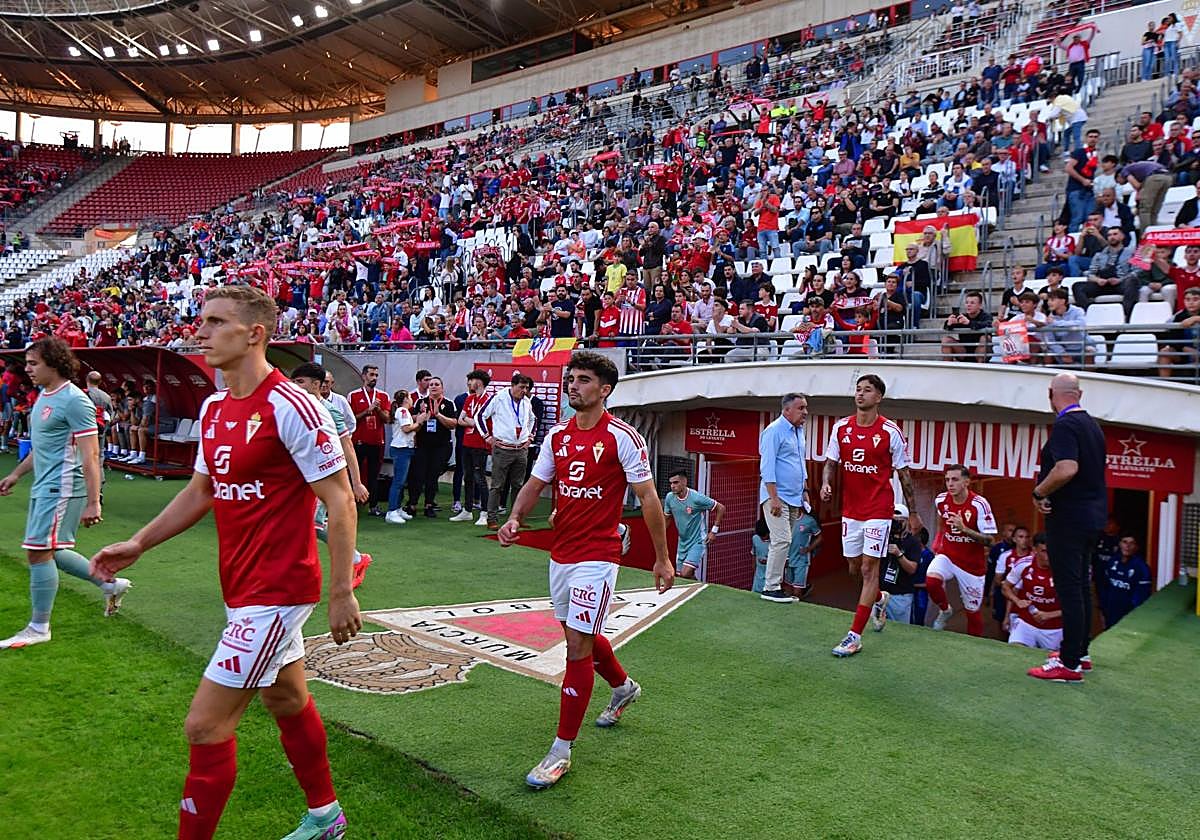 Los jugadores del Real Murcia salen del túnel de vestuarios, en un partido de esta temporada.