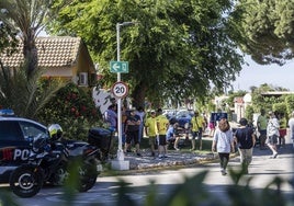 Vecinos en el acceso a Villas Caravaning este domingo.