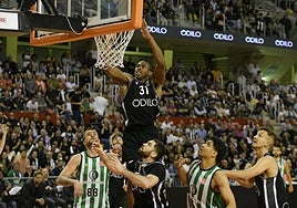 El pívot albinegro Ugochukwu machaca el aro, en el partido del pasado viernes, con la publicidad de Odilo en el frente de la camiseta.