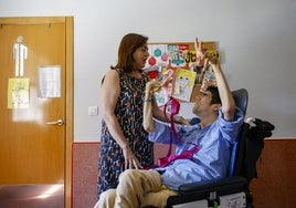 Fuensanta, con su hijo José Miguel, ayer en la vivienda de Astrapace.
