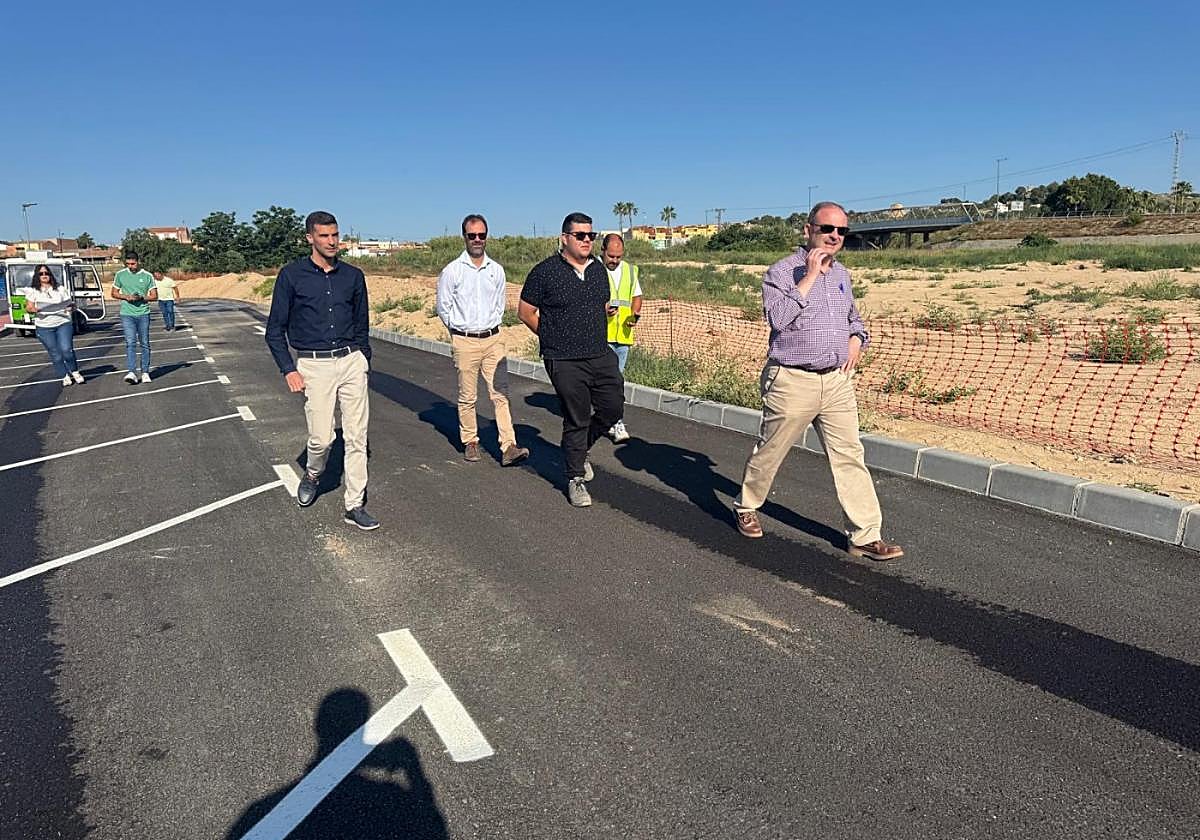 Técnicos y autoridades, durante la visita al carril construido.