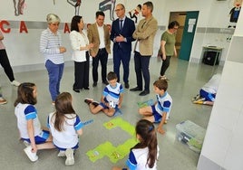 Alumnos, profesores y autoridades, ayer, durante la visita institucional al centro.