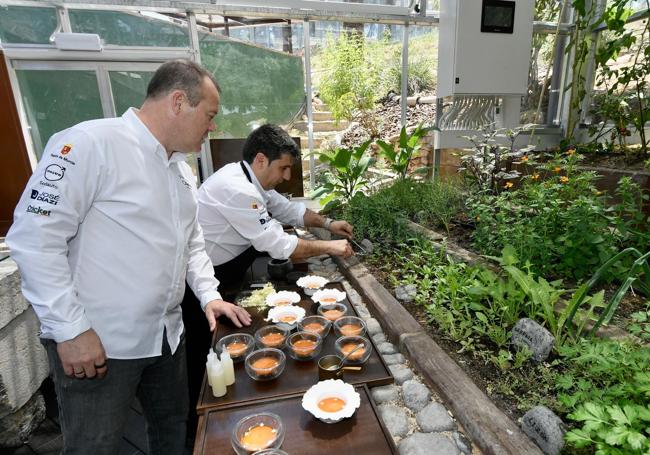 El chef, en el invernadero, componiendo bocados con Carlos Albaladejo, el jefe de cocina de Cabaña Buenavista.