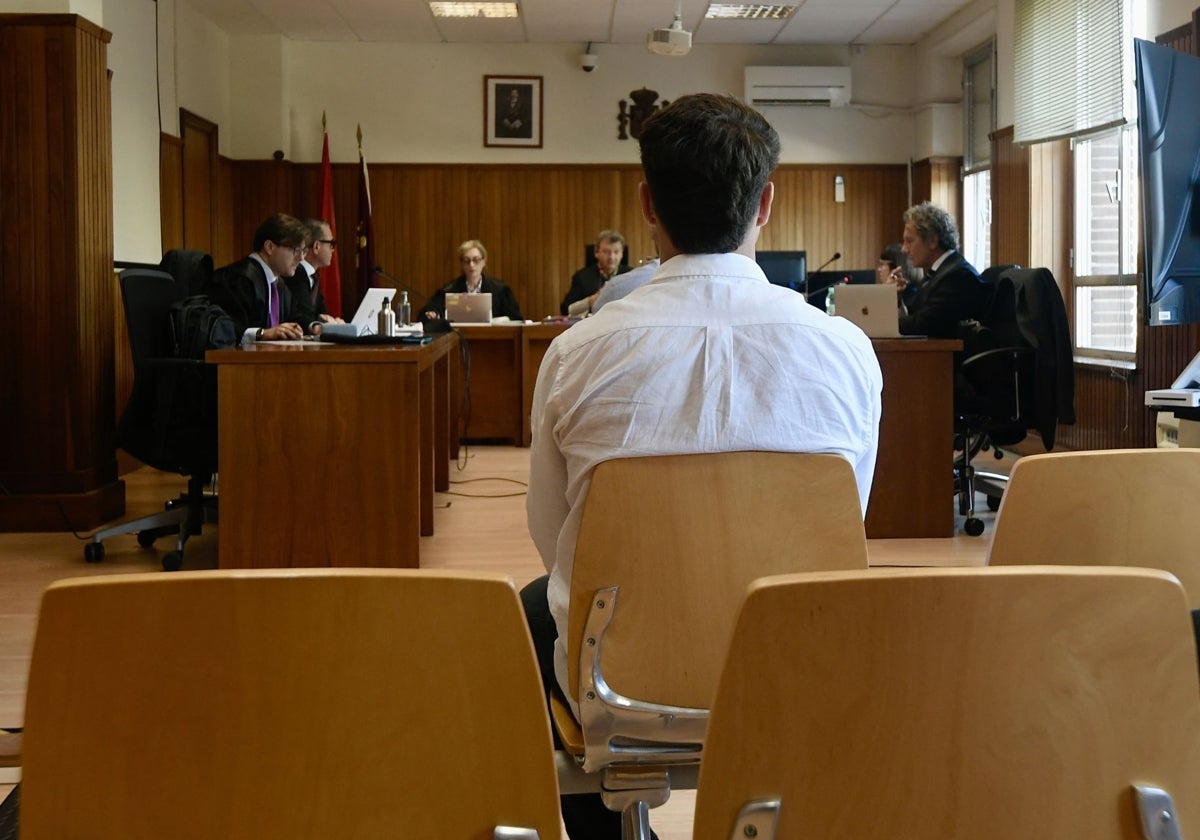 Un futbolista de la Región de Murcia, en el banquillo por la supuesta violación a una menor: «Habría parado si me hubiera dicho algo»
