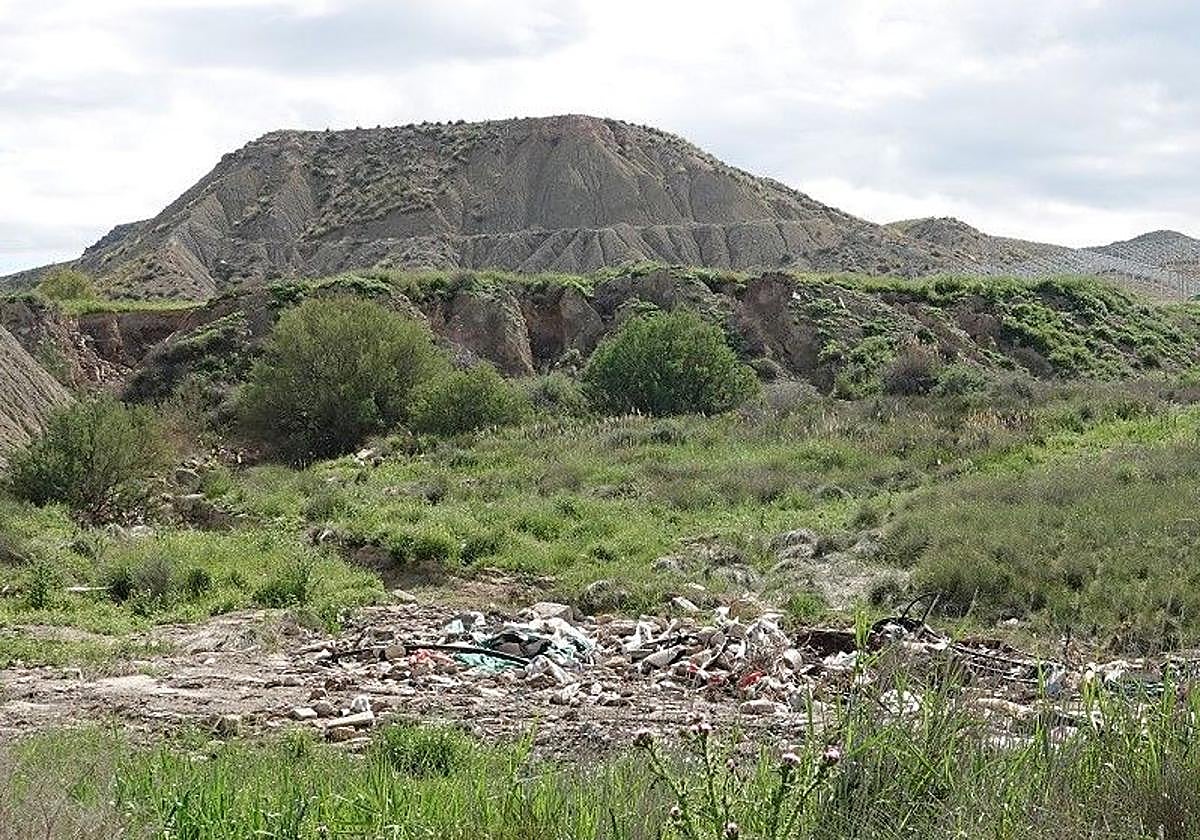 Zona con escombros en la rambla de Los Arcos en Barranco Hondo.