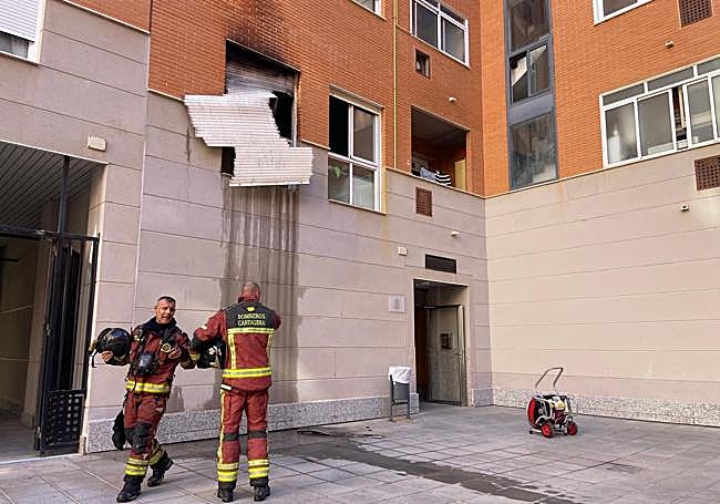 Bomberos trabajan en el inmueble afectado.