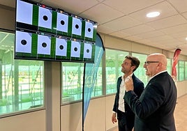 El director general de Deportes, Fran Sánchez, con el presidente de la federación de Tiro de la Región, José María Vicente, durante la visita a las instalaciones.