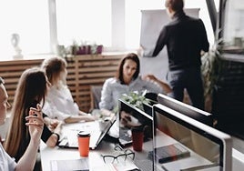 Trabajadores en una oficina.