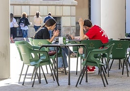 Una joven fuma en una terraza de la plaza de la Universidad, en Murcia.