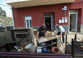 Vecinos de Molina sacan sus enseres estropeados por la Dana de 2024 en una imagen de archivo.