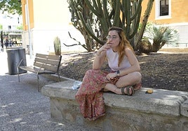 Una estudiantes fumando en el Campus de la Merced, este jueves.