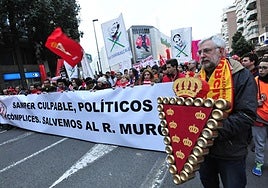 Indignación. Miles de aficionados granas se manifestaron el 7 de enero de 2015 tras el descenso administrativo del Murcia.