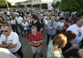 Asistentes a la concentración que tuvo lugar ayer en la plaza del Ayuntamiento.