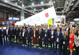 Foto de familia de la delegación empresarial e institucional de la Región de Murcia en Feindef 25.
