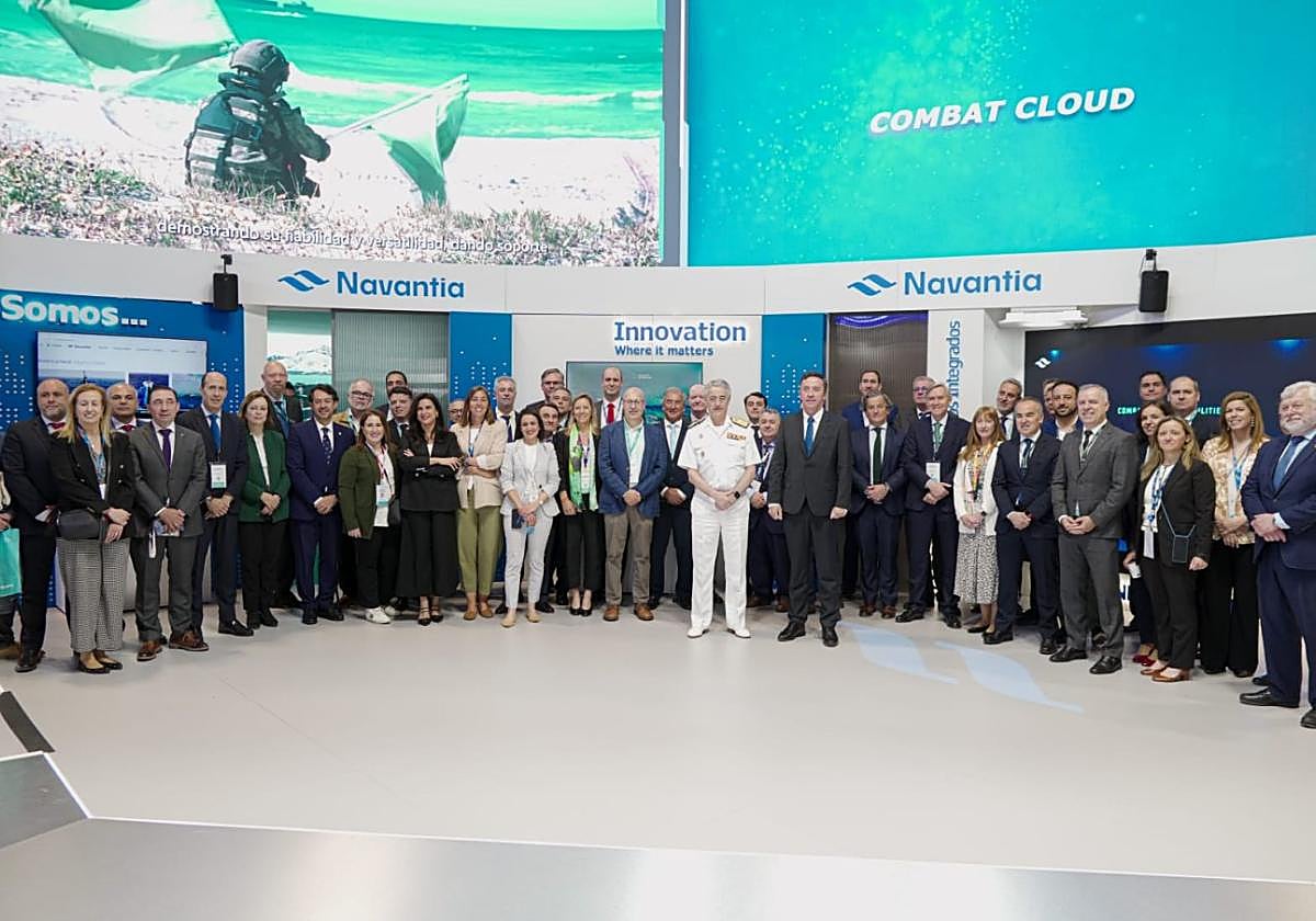 Responsables de Navantia e invitados en el estand de 275 metros cuadrados que exhibió en el pabellón principal de Feindef.