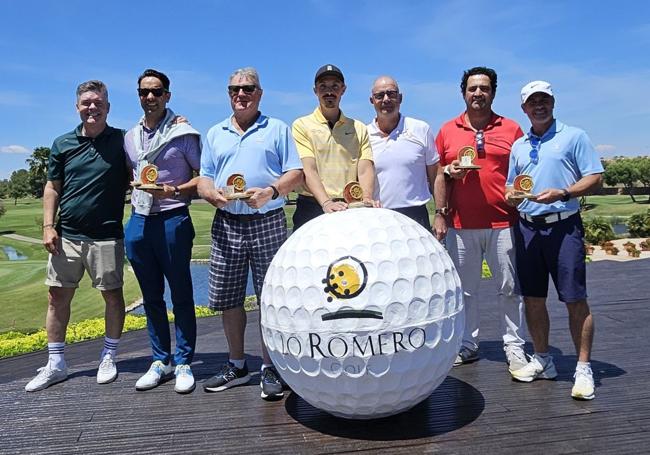 Los ganadores. Los campeones y subcampeones de la prueba junto al ganador 'scratch', Borja Vera (centro) y los premios especiales.
