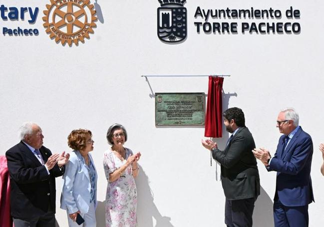 Inauguración oficial. López Miras descubrió la placa de la residencia junto a Pedro Roca, alcalde de Torre Pacheco, y los implicados en el proyecto: Pedro Jiménez (i), Rosario Muñoz (Rotary Club) y Ascensión Méndez (Prometeo).