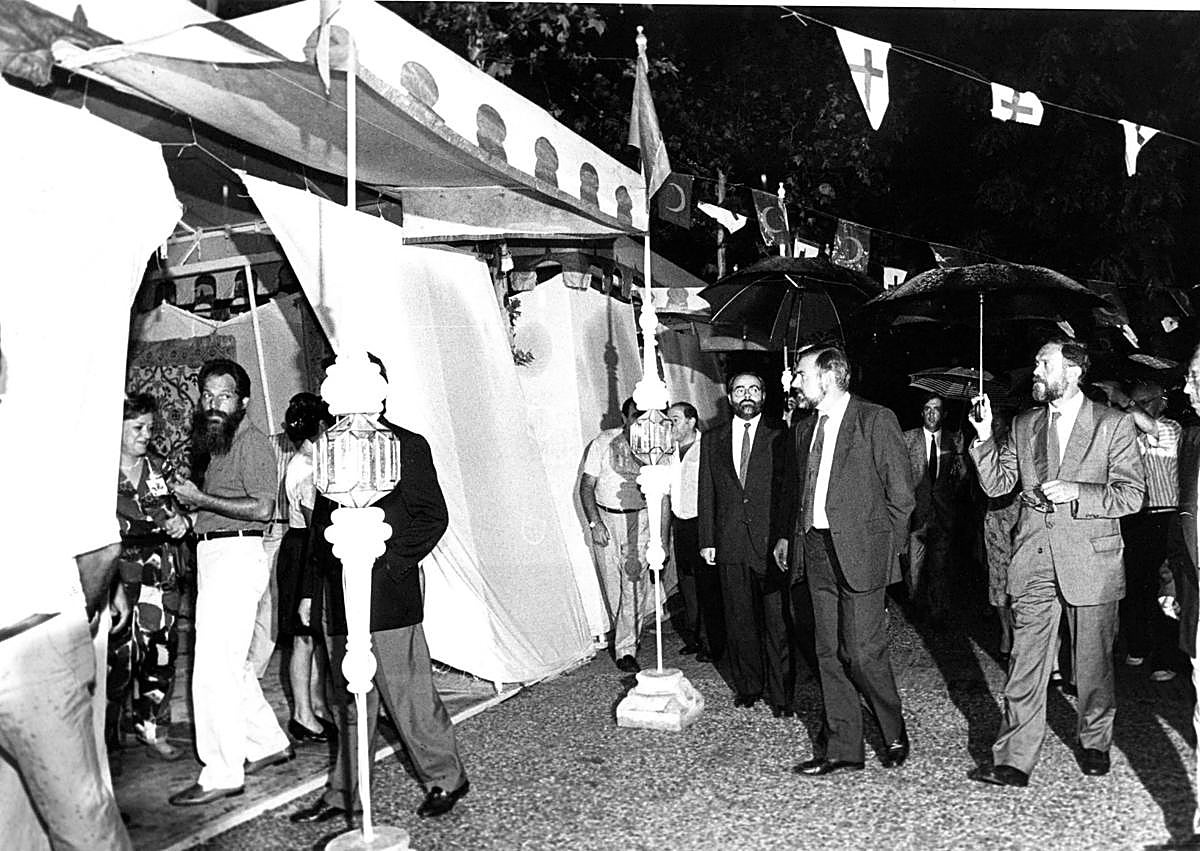Imagen secundaria 1 - 1. Recorrido inaugural de José Méndez, alcalde, y Juan Manuel Eguiagaray, delegado del Gobierno, por el campamento de Moros y Cristianos (fotografía de septiembre de 1989). 2. Juan Manuel Eguiagaray, exdelegado del Gobierno y exministro (fotografía de archivo en Cabo de Palos hace más de dos décadas). 