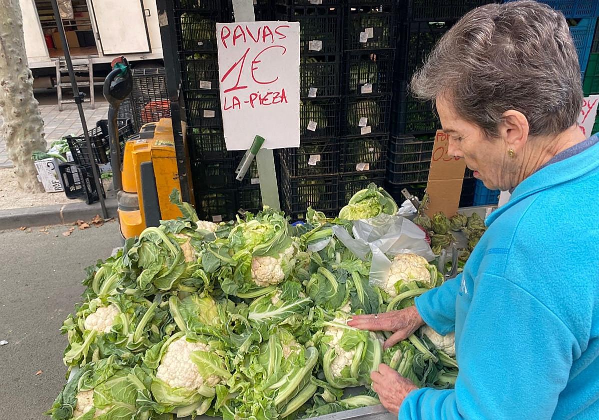 Venta de pava (o coliflor) en un mercado.