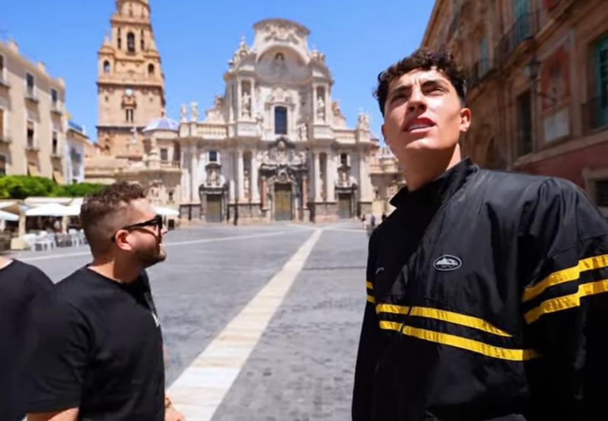 El 'youtuber' plex visita murcia en su vuelta al mundo y desata la locura entre sus fans: «ha tenido que venir la policía» | la verdad