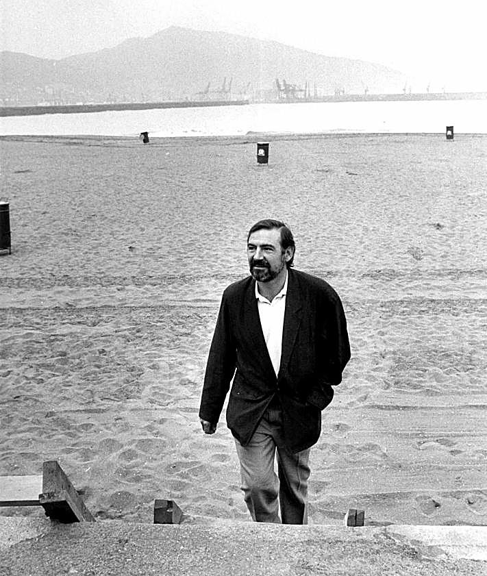 Imagen secundaria 2 - 1. Recorrido inaugural de José Méndez, alcalde, y Juan Manuel Eguiagaray, delegado del Gobierno, por el campamento de Moros y Cristianos (fotografía de septiembre de 1989). 2. Juan Manuel Eguiagaray, exdelegado del Gobierno y exministro (fotografía de archivo en Cabo de Palos hace más de dos décadas). 