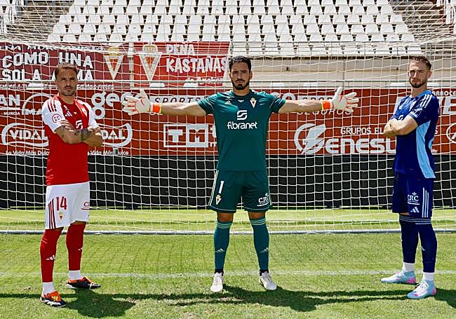 El capitán Pedro León, el guardameta Gianfranco Gazzaniga y el delantero David Flakus, bajo la portería del Enrique Roca de Murcia.