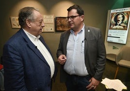 Los profesores de la Universidad de Murcia Jorge Novella y José Antonio Molina, este jueves en la sala de Ámbito Cultural de El Corte Inglés de Murcia.