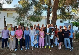 Los propietarios de alojamientos rurales junto al alcalde de Caravaca en Villa Pistacho.