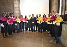 Los académicos junto al consejero Vázquez y el rector de la UMU, José Luján.