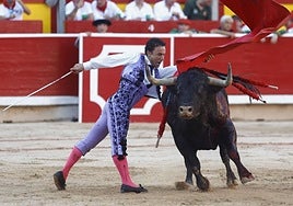 Rafal Rubio 'Rafaelillo', en plena lidia de un toro en el coso pamplonés en la feria de 2022.