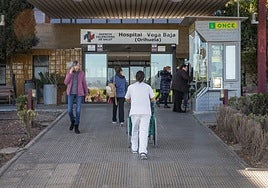 Entrada principal, ahora en obras, del Hospital Vega Baja.