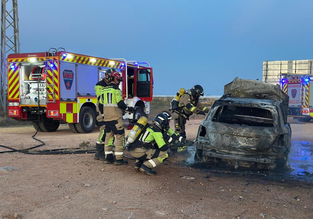 Un coche arde en plena AP-7 y queda calcinado tras desviarse hacia un descampado en San Javier