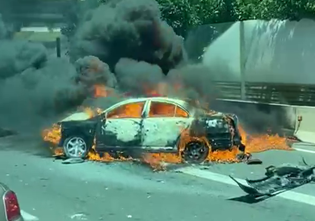 El incendio de un coche provoca retenciones en la autovía A-30 a su paso por Murcia