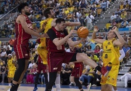 John Shurna lucha con Rodions Kurucs, de UCAM Murcia, durante el partido de este viernes.