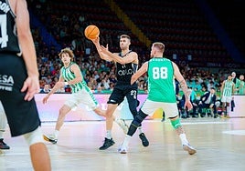 El albinegro Álex Jordá, muy vigilado por Radoncic, busca el pase a un compañero anoche en San Pablo.