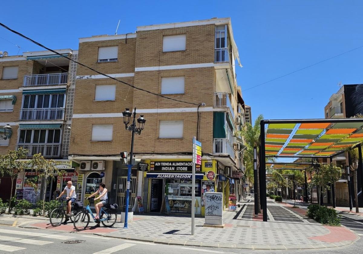 Dos ciclistas, ayer, delante del edificio Alcázar, entre las avenidas de la Libertad y 13 de Octubre.