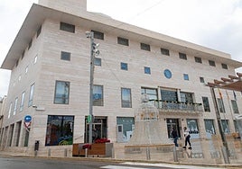 Exterior del Ayuntamiento de Pilar de la Horadada, en una fotografía de archivo.