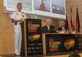 Ponencia. De izq. a dcha., Javier Roca durante su intervención, junto a Juan Manuel Orti y Gregorio Mármol.