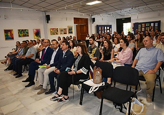 El interior del salòn de actos de la Casa de Cultura de Caravaca de la Cruz que acoge la jornada de Escuelas Rurales