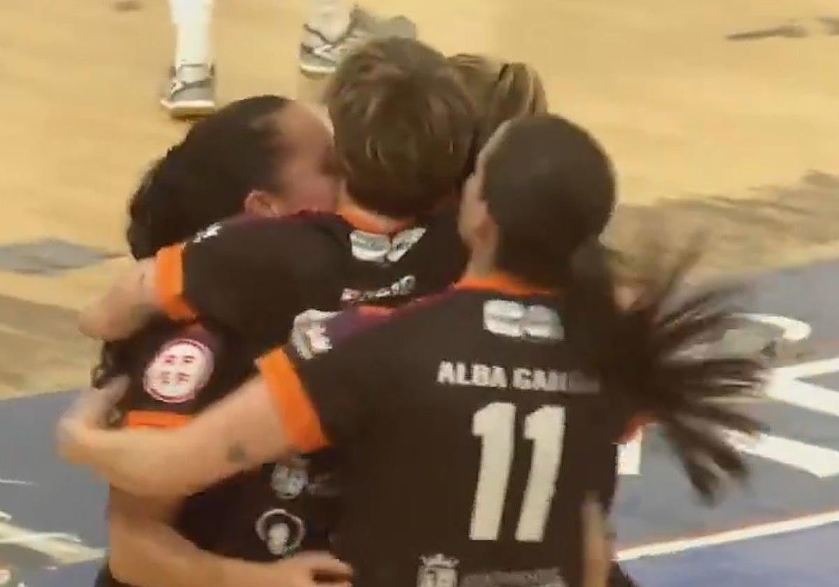 Las jugadoras del Roldán celebran uno de los tantos.