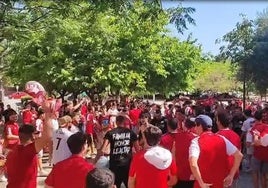 Así calienta el ambiente la afición del Real Murcia antes del partido ante el Nàstic