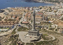 Panorámica del faro de Cabo de Palos, con la costa de Calblanque al fondo.