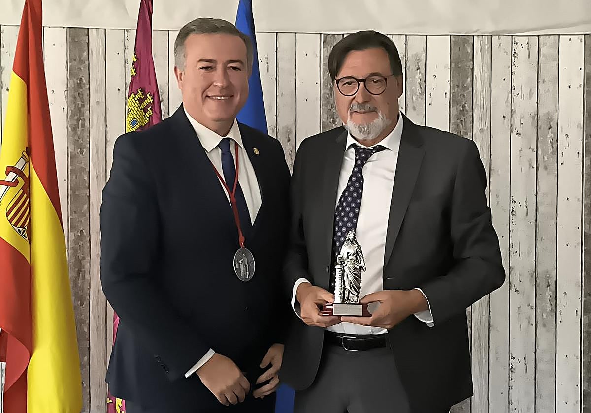 Carlos Bernabé y Ricardo Robles, con su reconocimiento.