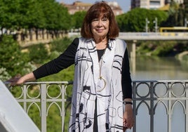Cristina Narbona posa junto al río Segura antes de reunirse con el PSOE, vecinos de Portmán y Mujeres Rurales de Totana. También asistió al homenaje a Domingo Jiménez Beltrán.