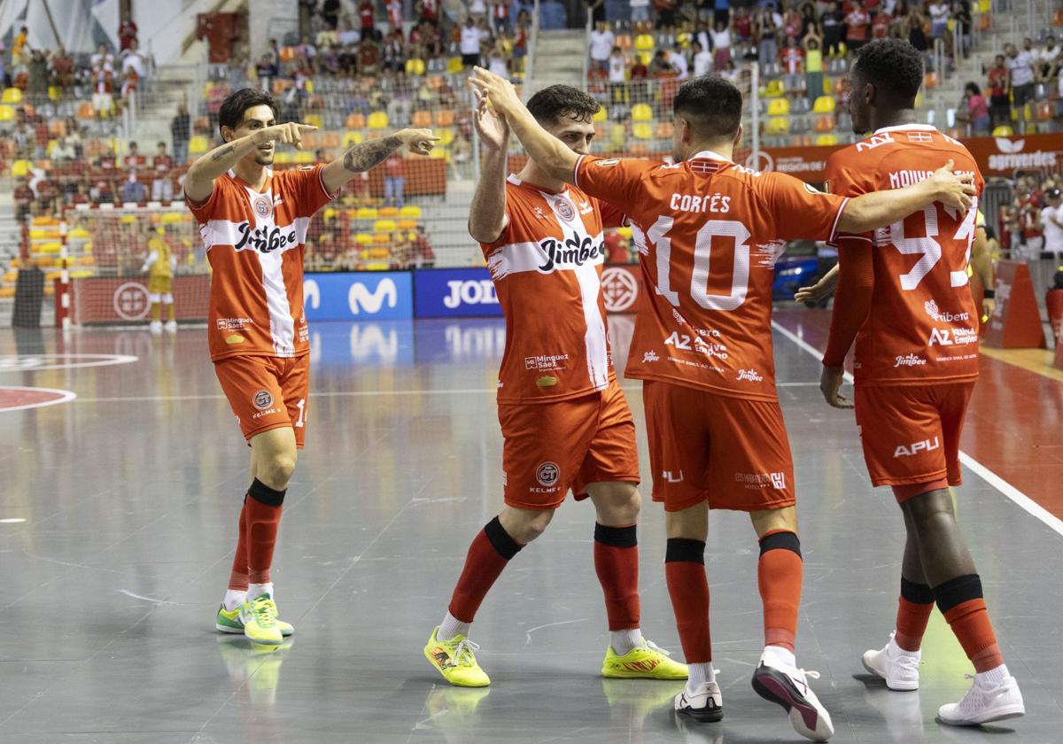 Varios jugadores del Jimbee celebran el gol de Cortés, este domingo en Cartagena.