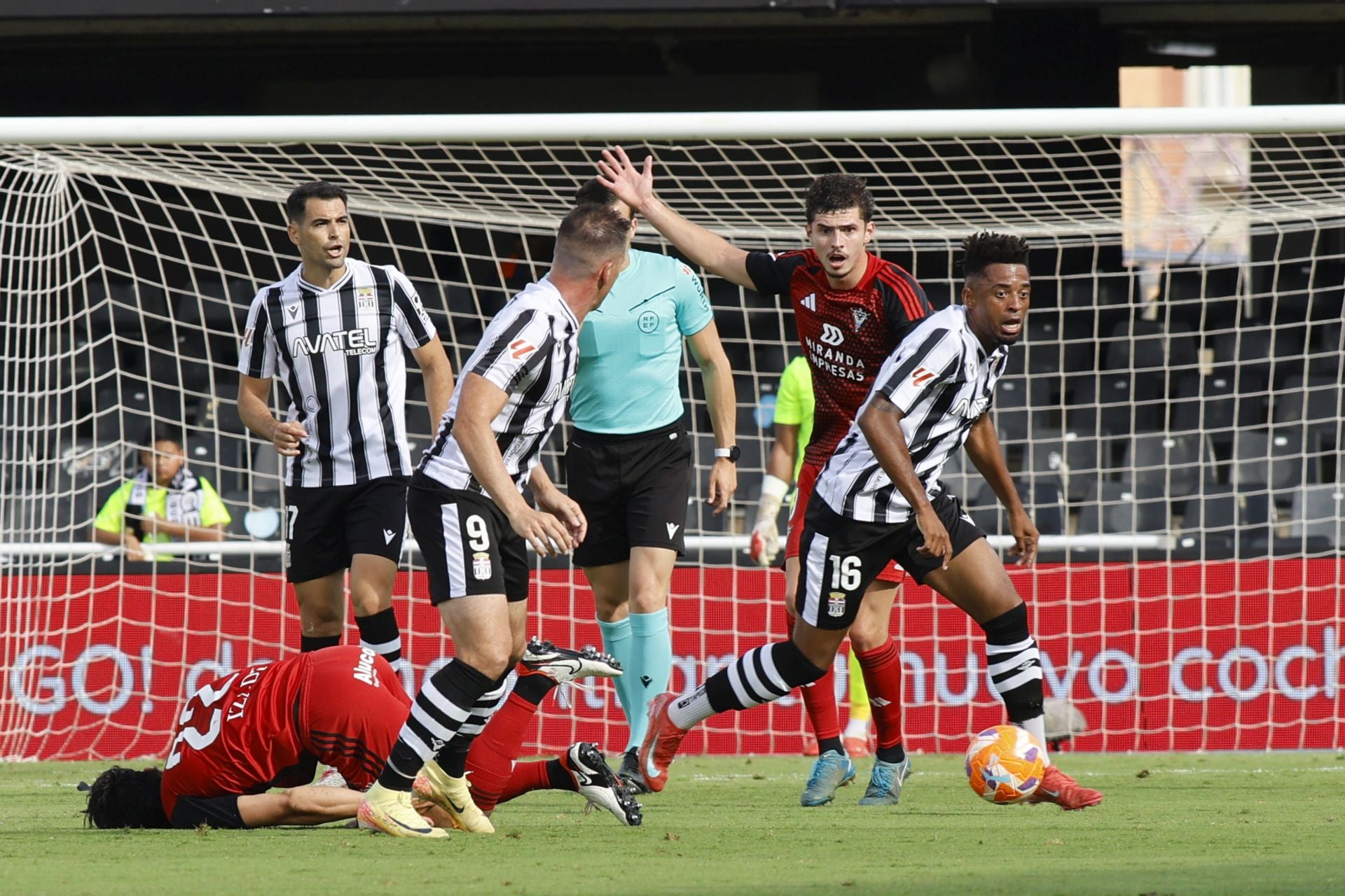 La derrota del Cartagena frente al Mirandés, en imágenes